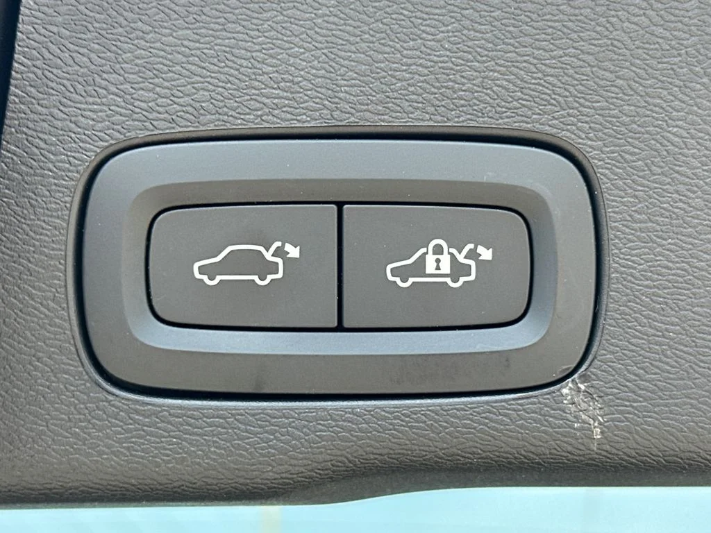 Used 2023  Volvo T8 Core Bright Theme image 16