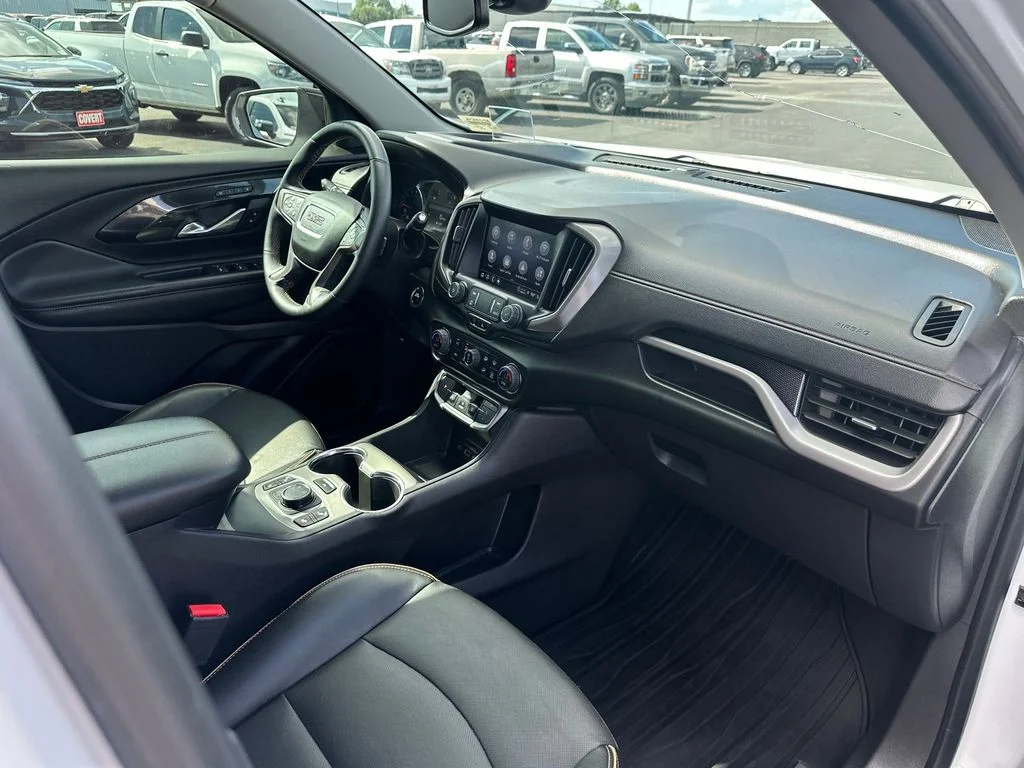 Used 2024 White GMC AT4 image 31