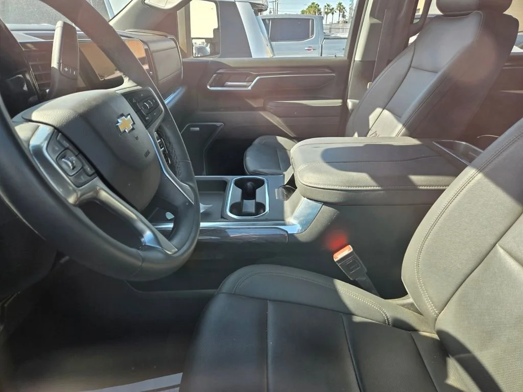 Used 2025 Summit White Chevrolet LTZ DRW image 4