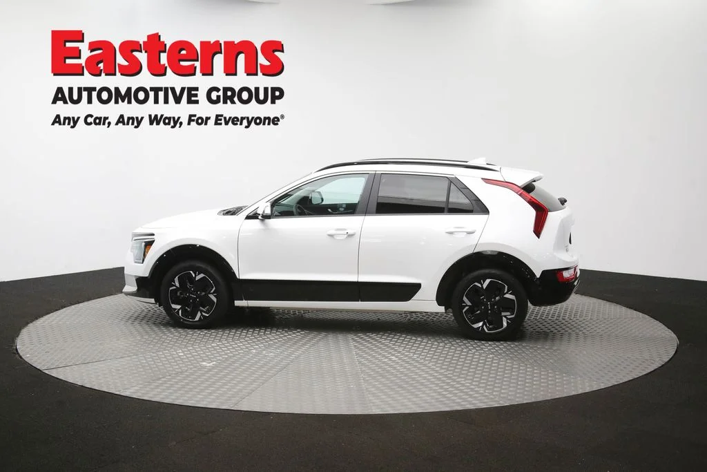 Used 2024 White Kia Wind image 59