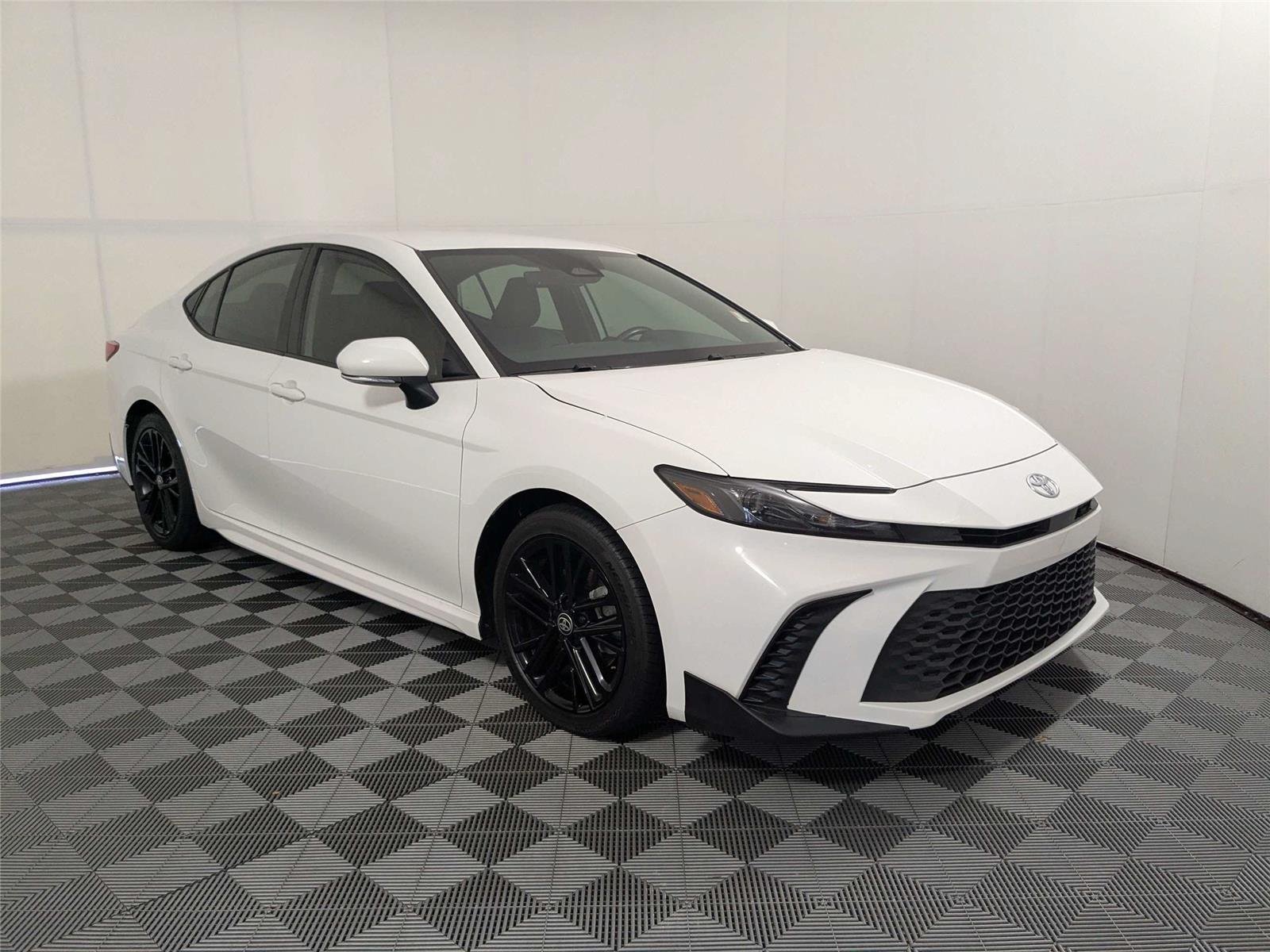 Used 2025 Ice Cap Toyota SE image 3