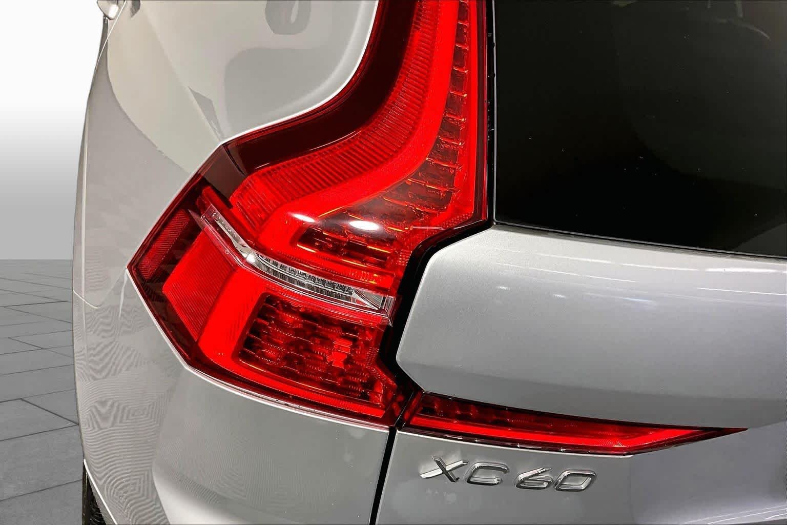 Used 2021 Bright Silver Metallic Volvo Inscription image 26