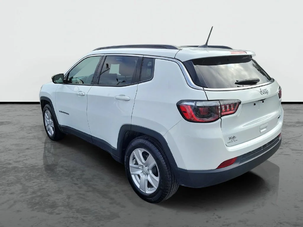 Used 2022 White Jeep Latitude image 3