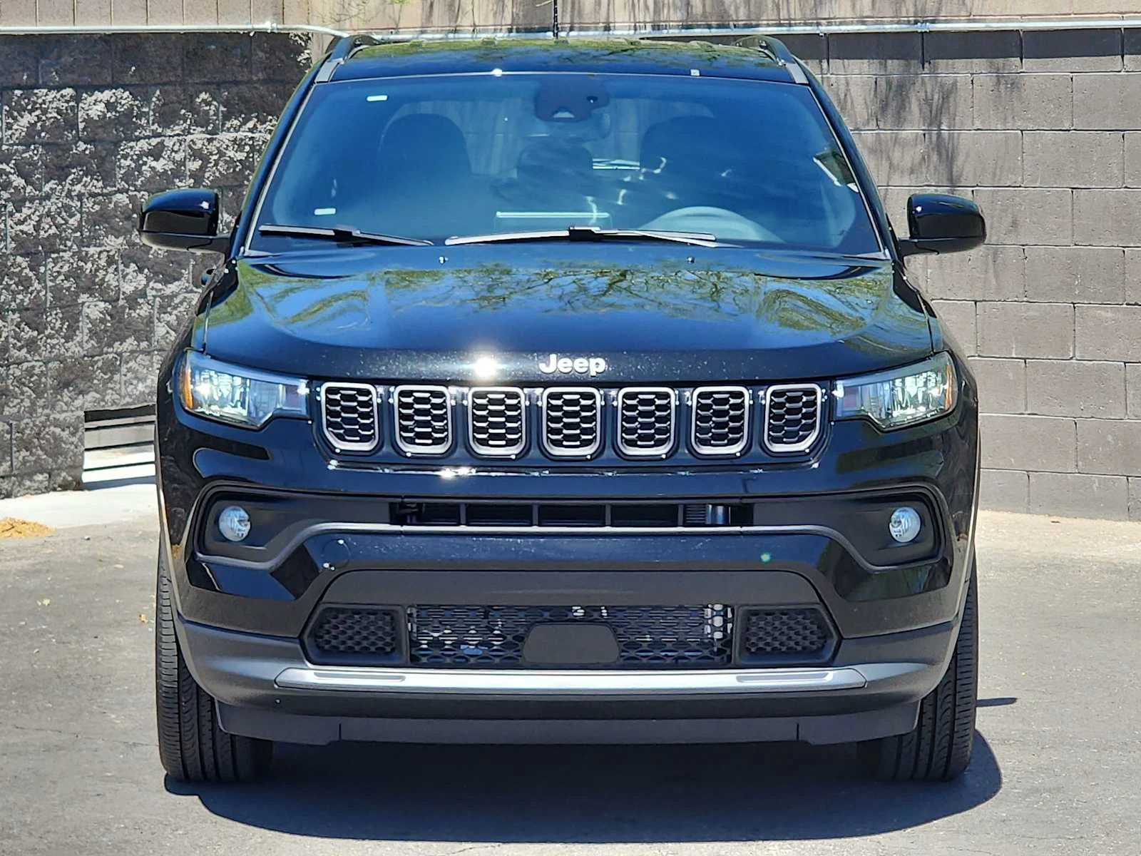 New 2026 Diamond Black Crystal Pearl-Coat Exterior Paint Jeep Latitude image 3