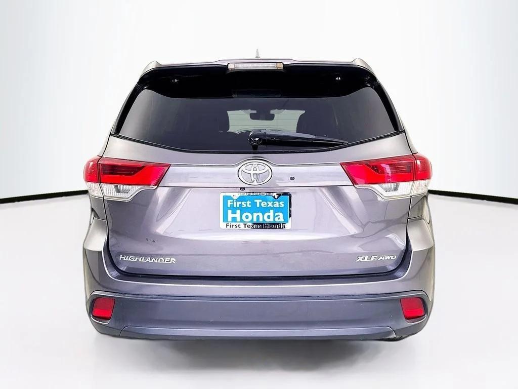 Used 2018 Gray Toyota XLE image 6