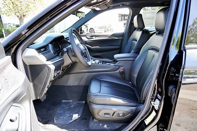 New 2026 Diamond Black Crystal Pearl-Coat Exterior Paint Jeep Limited image 17