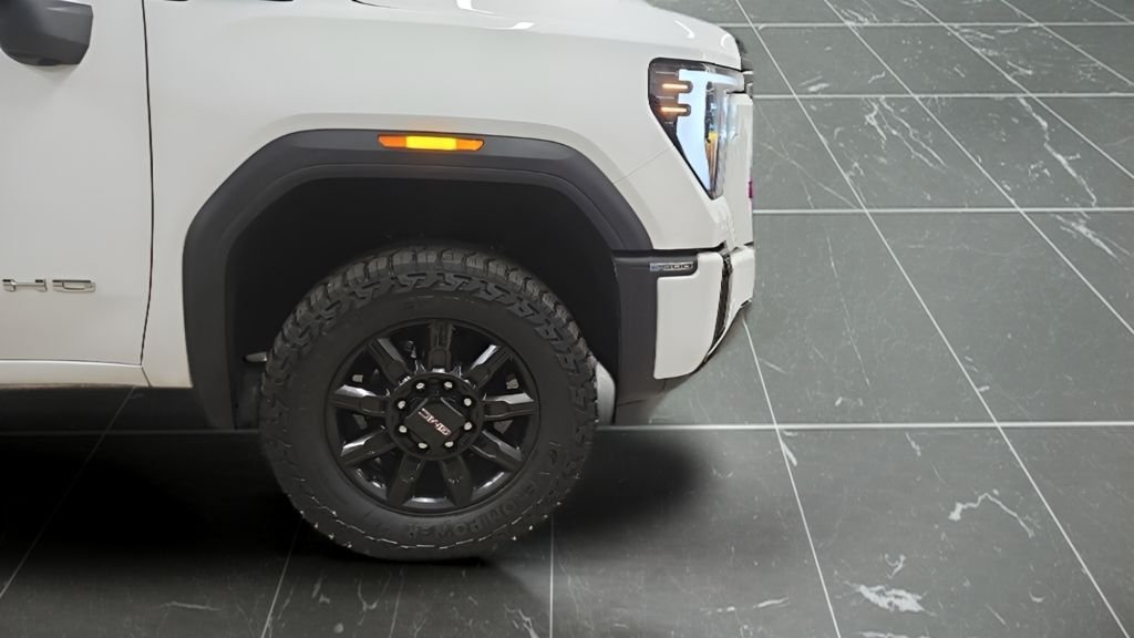 Used 2025 White GMC AT4 image 21