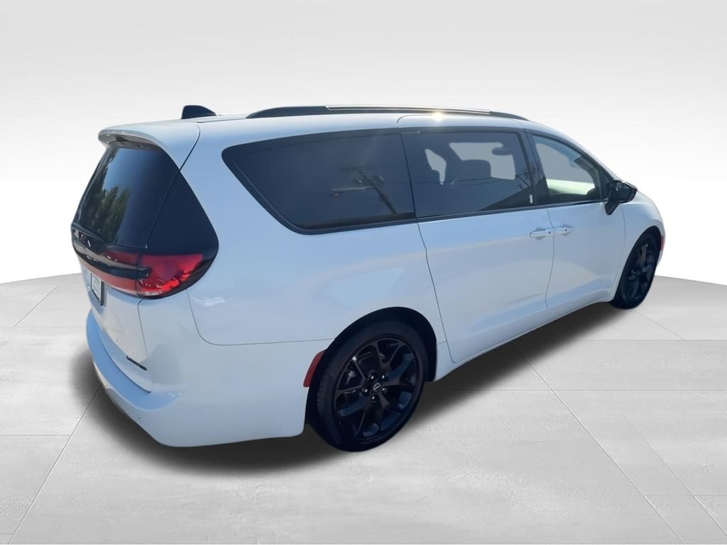 Used 2025 White Chrysler Limited image 8