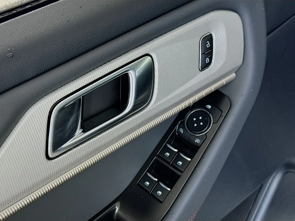 New 2026 Star White Metallic Tri-Coat Ford Active image 18