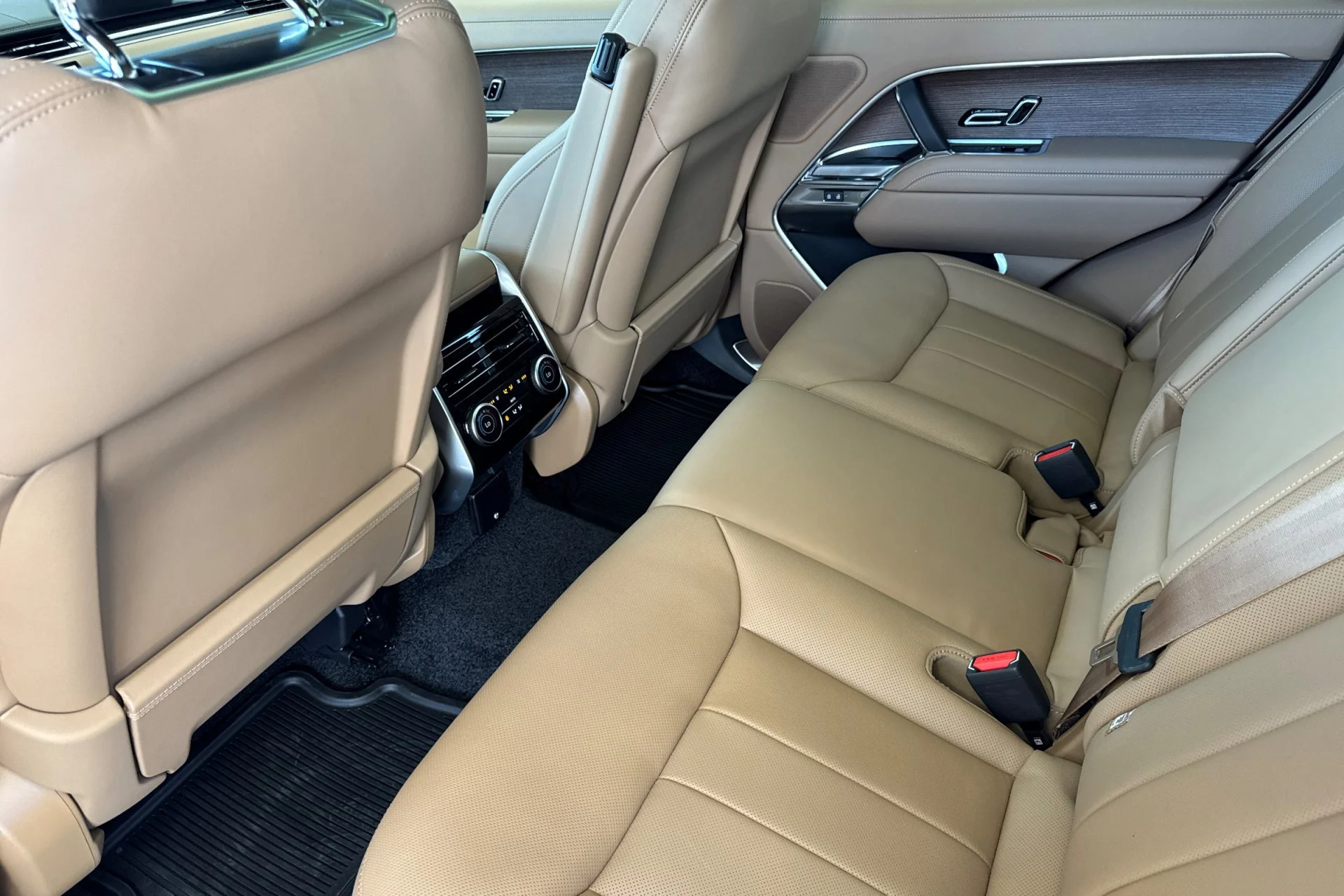 New 2026  Land Rover SE image 4