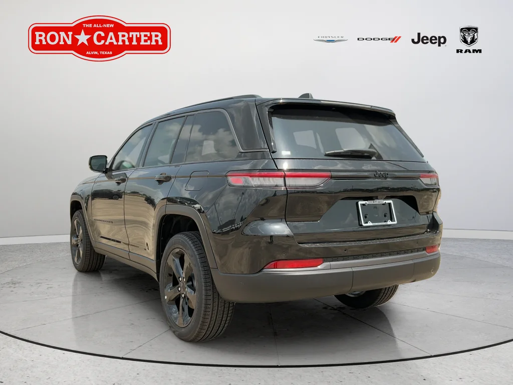 New 2026 Diamond Black Crystal Pearl-Coat Exterior Paint Jeep Limited image 4