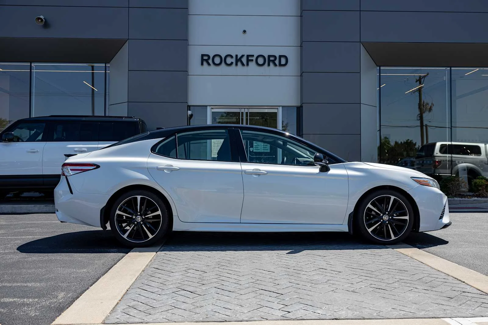 Used 2020 Wind Chill Pearl Toyota XSE V6 image 8