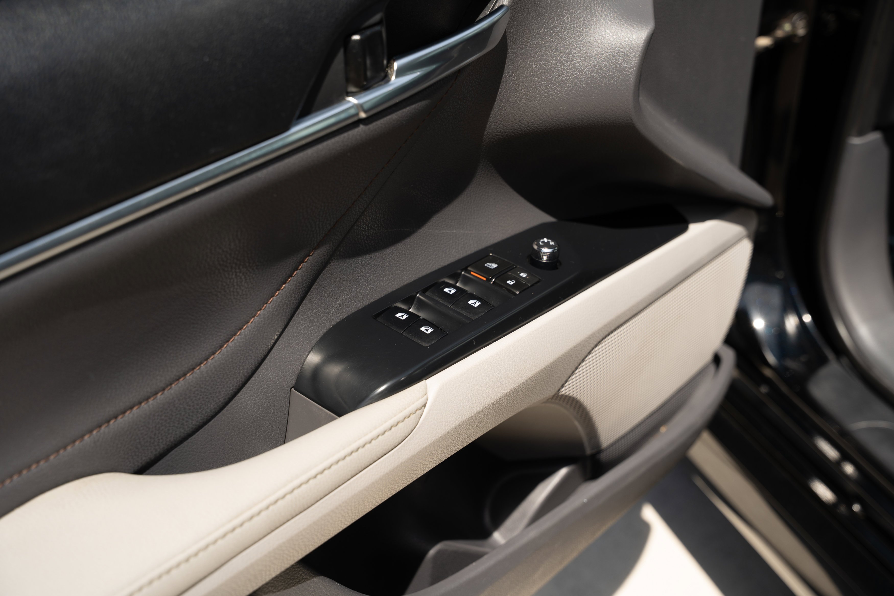 Used 2018 Midnight Black Metallic Toyota XLE image 19
