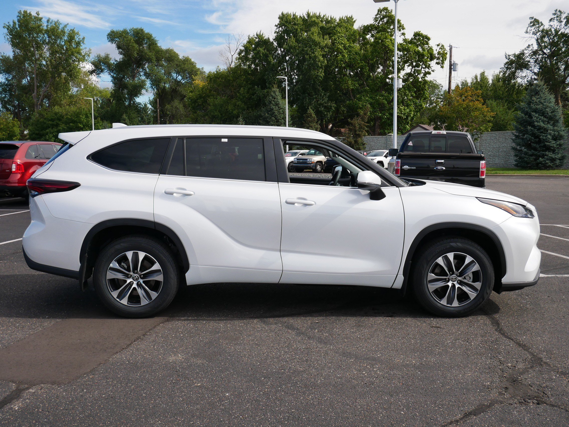 Certified Used 2026 Wind Chill Pearl Toyota XLE image 8