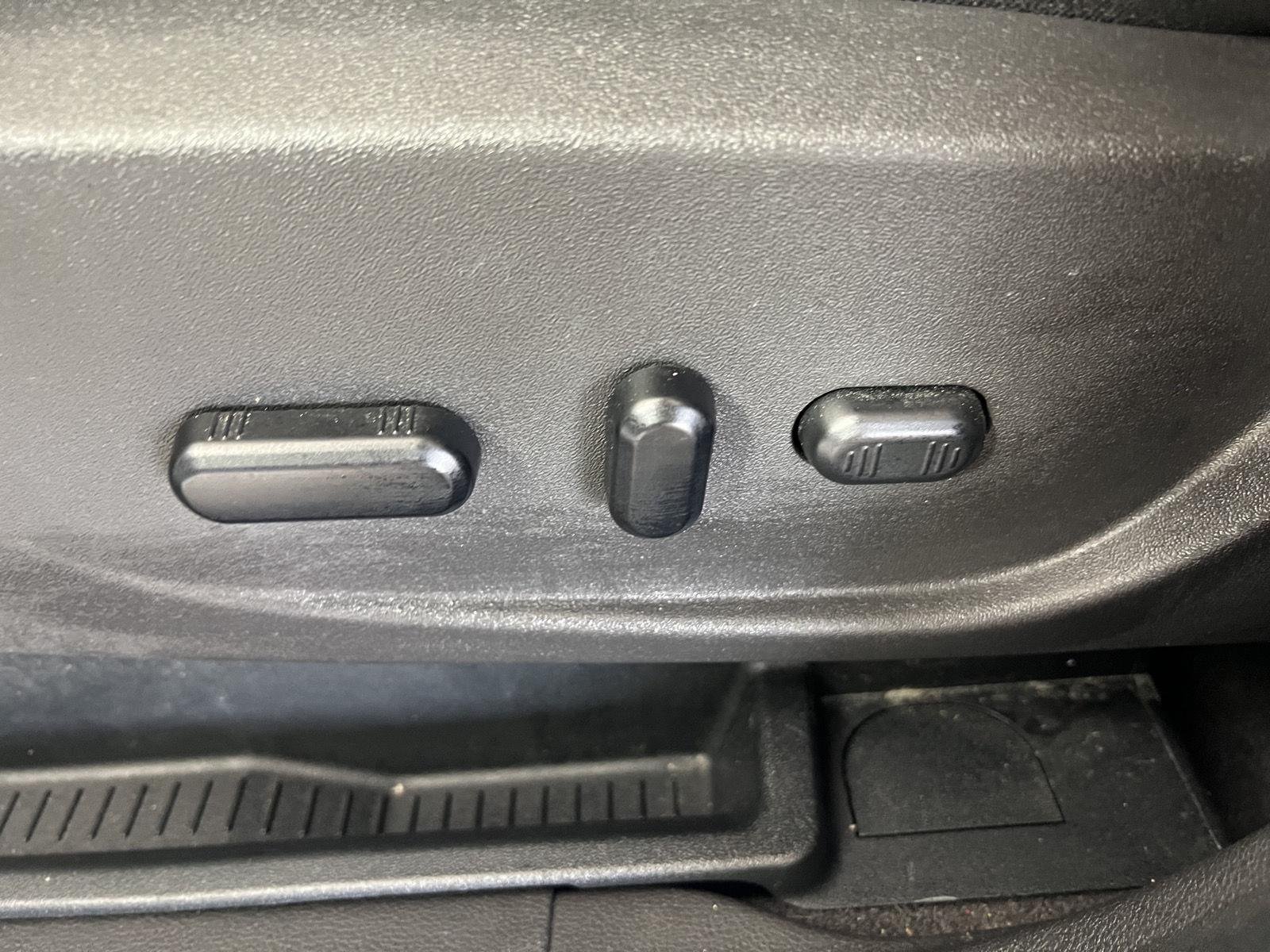 Used 2019 Oxford White Ford SEL image 7