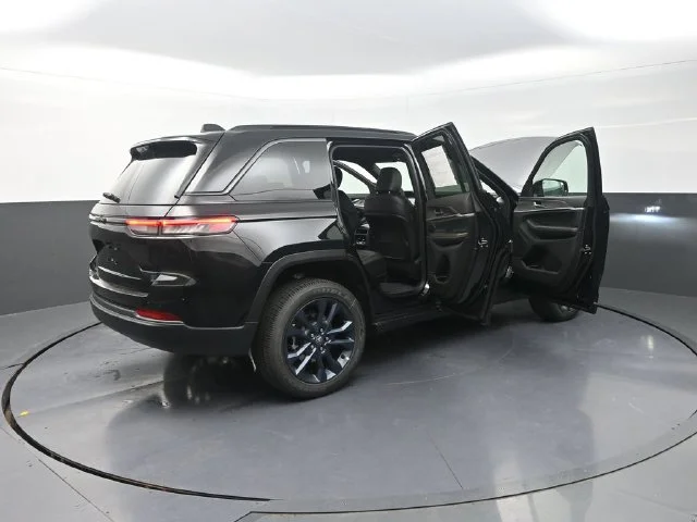 New 2026 Diamond Black Crystal Pearl-Coat Exterior Paint Jeep  image 34