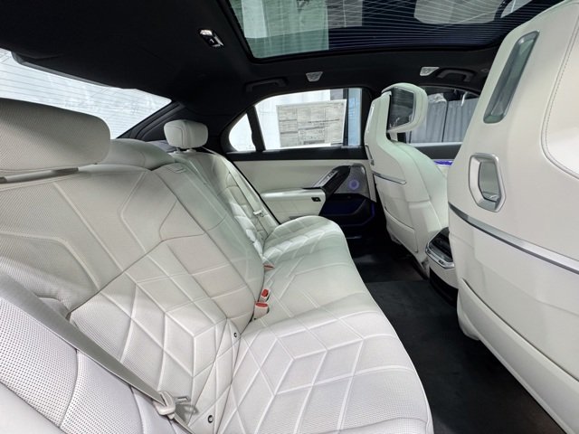 New 2026 Oxide Grey Metallic BMW 760i xDrive image 24