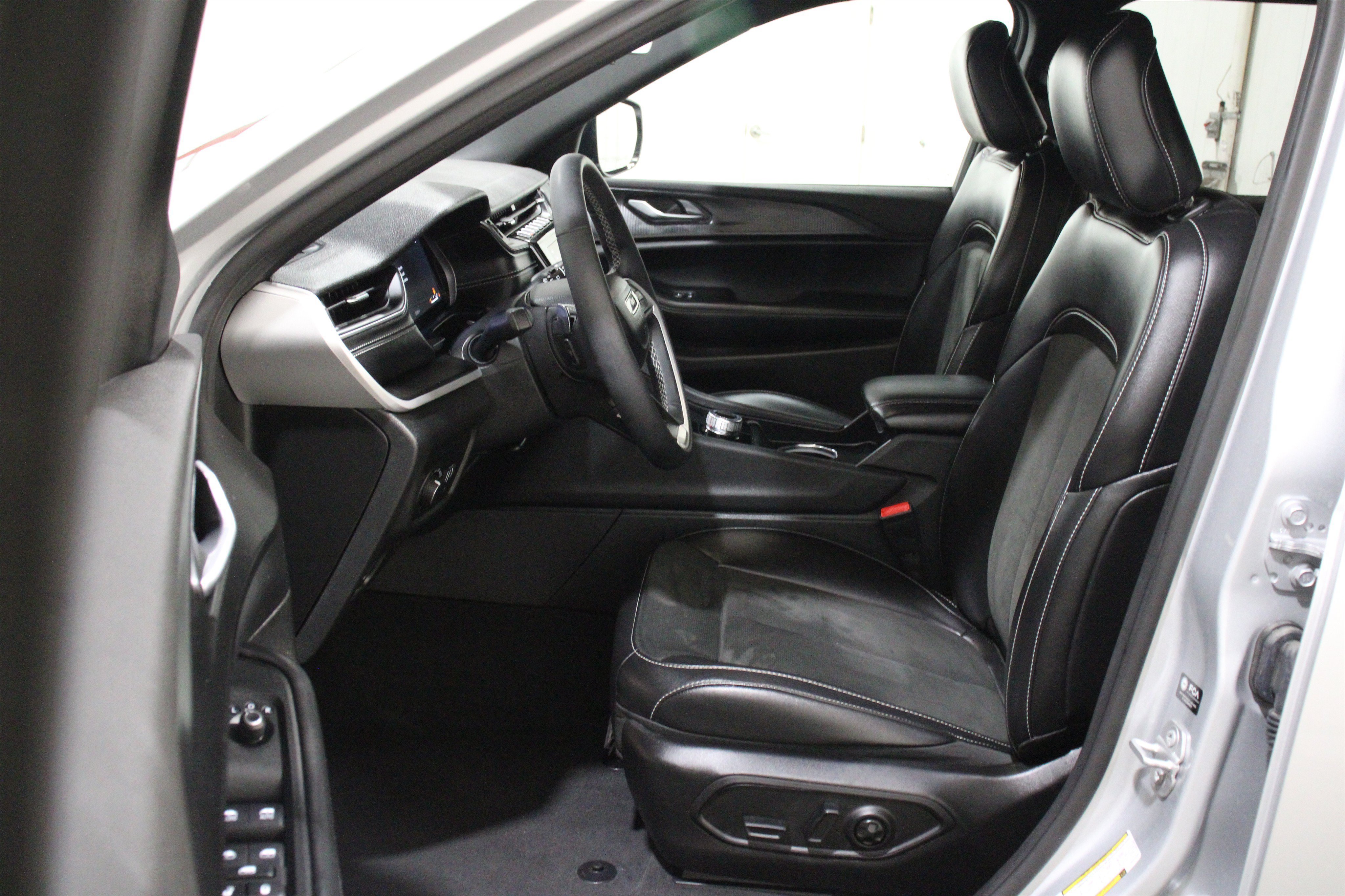 Used 2025 Silver Zynith Jeep Altitude image 3