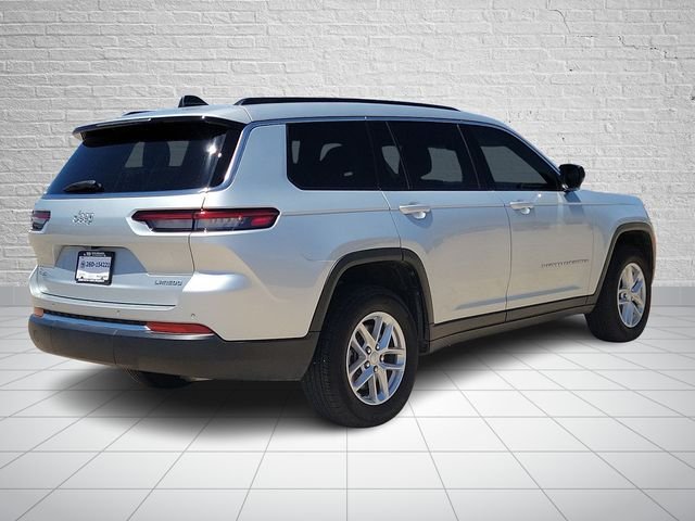 Used 2025 Silver Jeep Laredo image 4