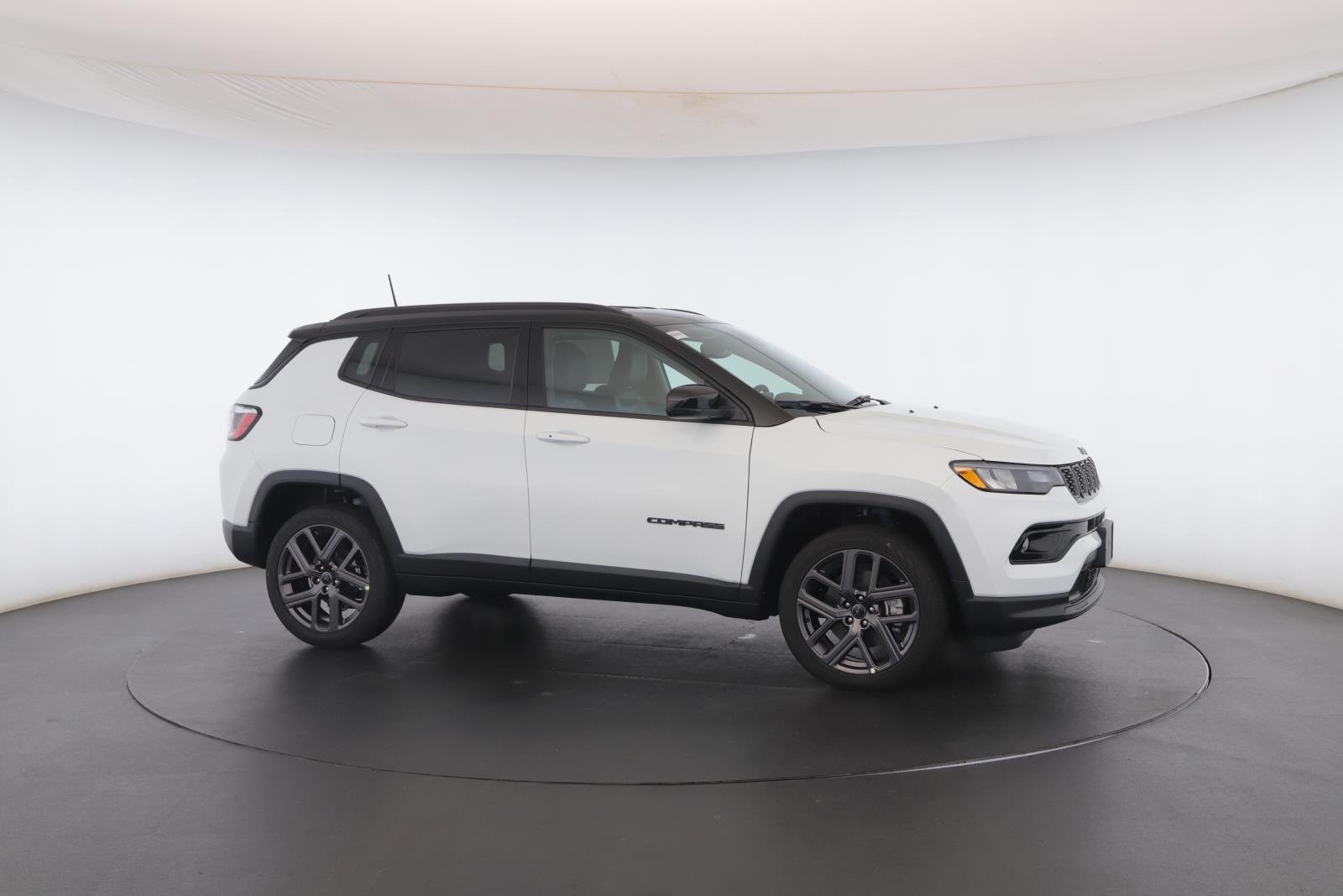 New 2026 Bright White Clear-Coat Exterior Paint Jeep Limited Altitude 4x4 image 31