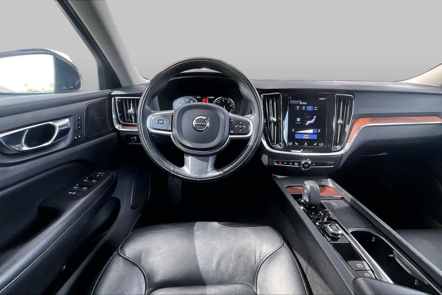 Used 2022 Crystal White Metallic Volvo Momentum image 6
