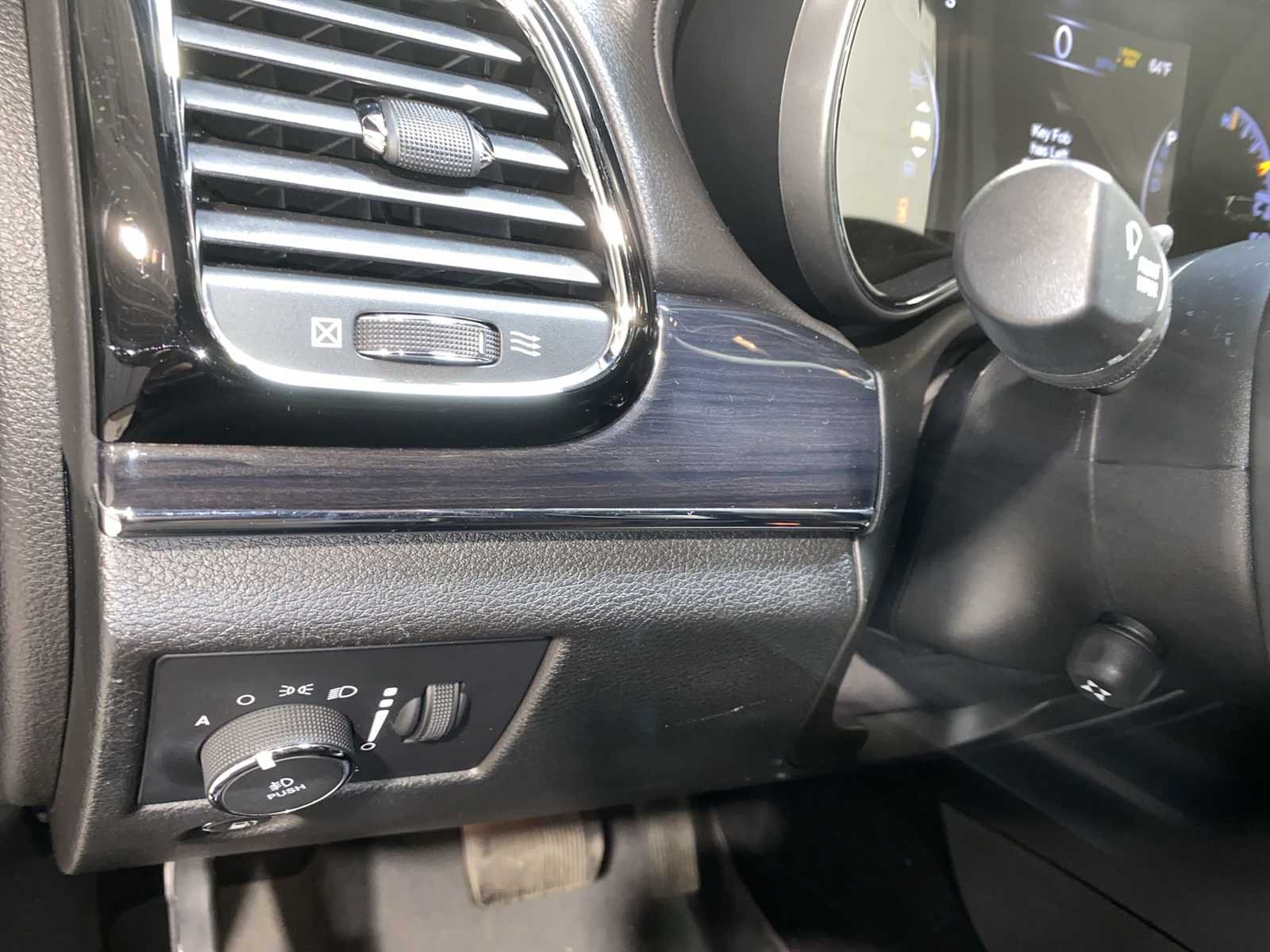 Used 2019 Diamond Black Crystal Pearlcoat Jeep Overland image 24