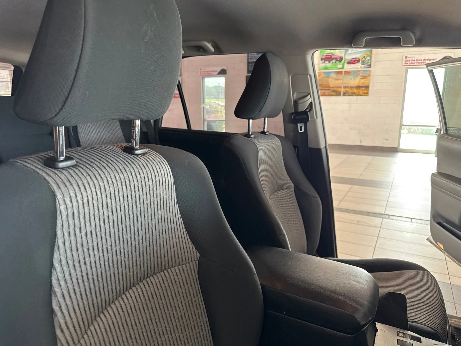 Used 2014 Silver Toyota SR5 image 21
