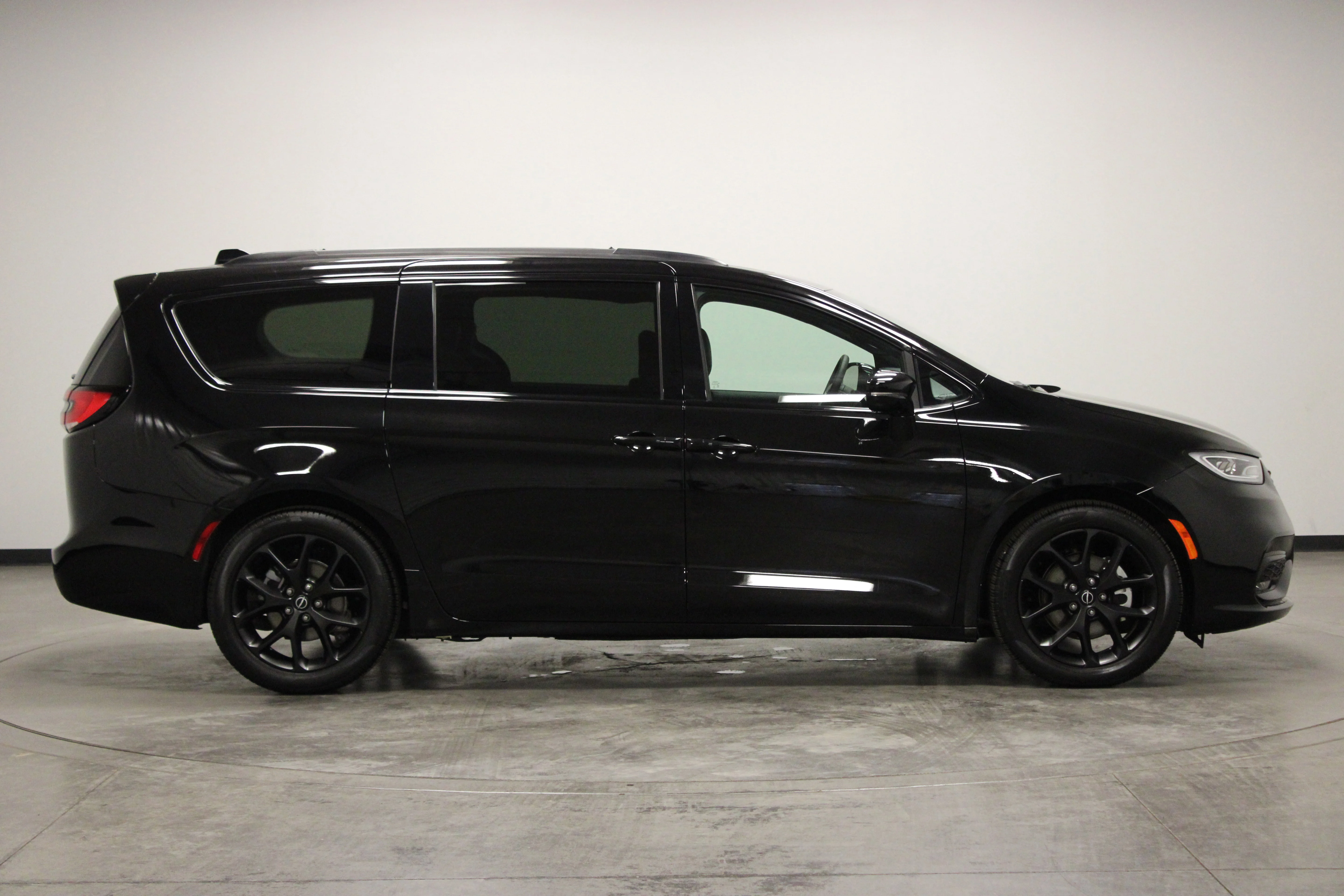 Used 2026 Diamond Black Crystal Pearlcoat Chrysler Limited image 9