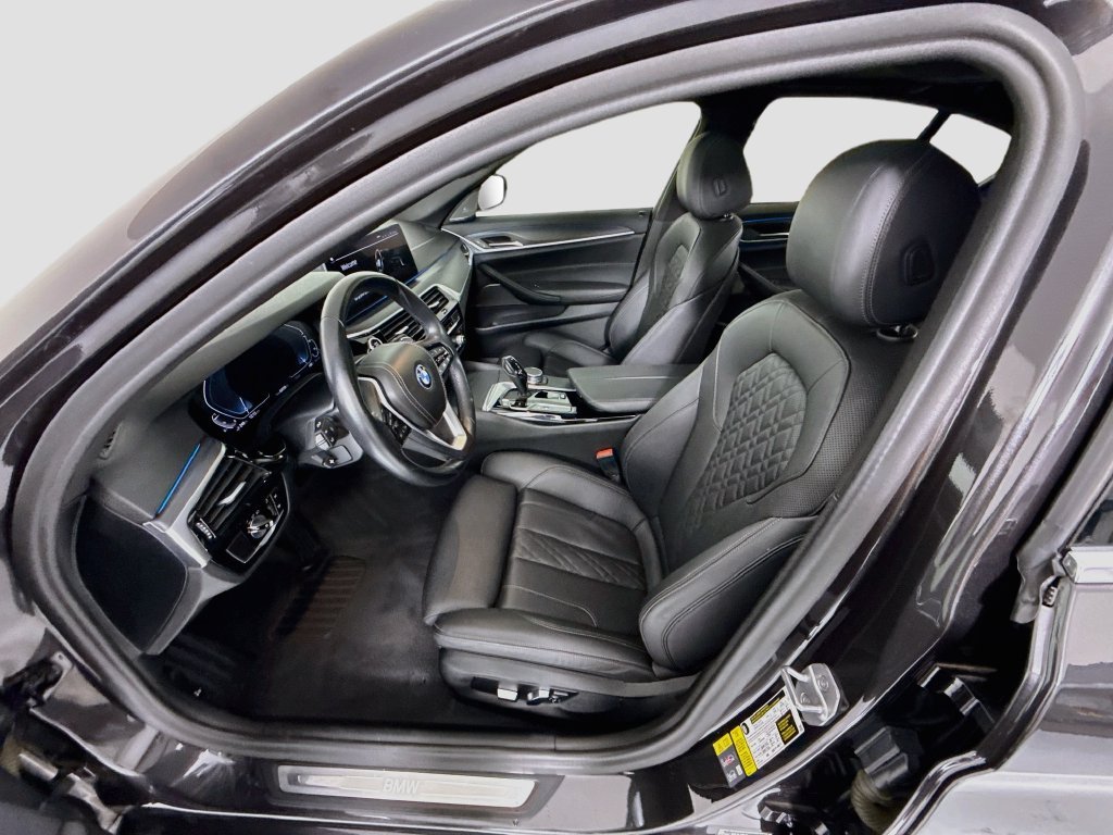 Used 2022 Dark Graphite BMW 530e iPerformance image 20