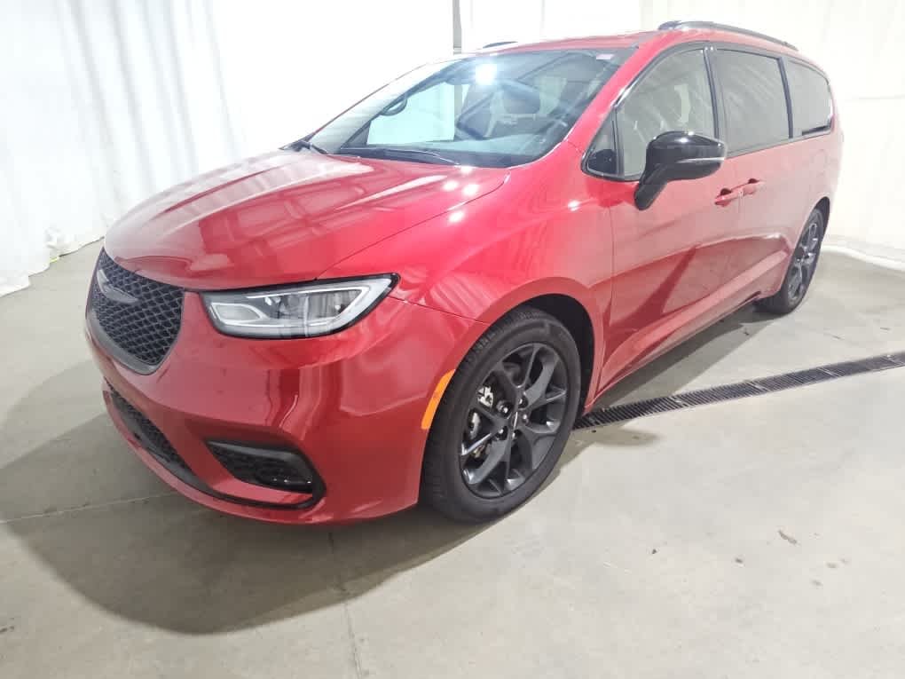 Used 2025 Red Hot Pearlcoat Chrysler Limited image 2