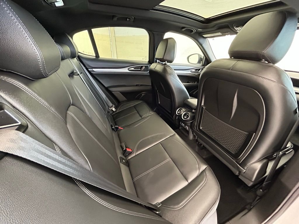 New 2025 Milano White Exterior Paint Alfa Romeo Base image 18