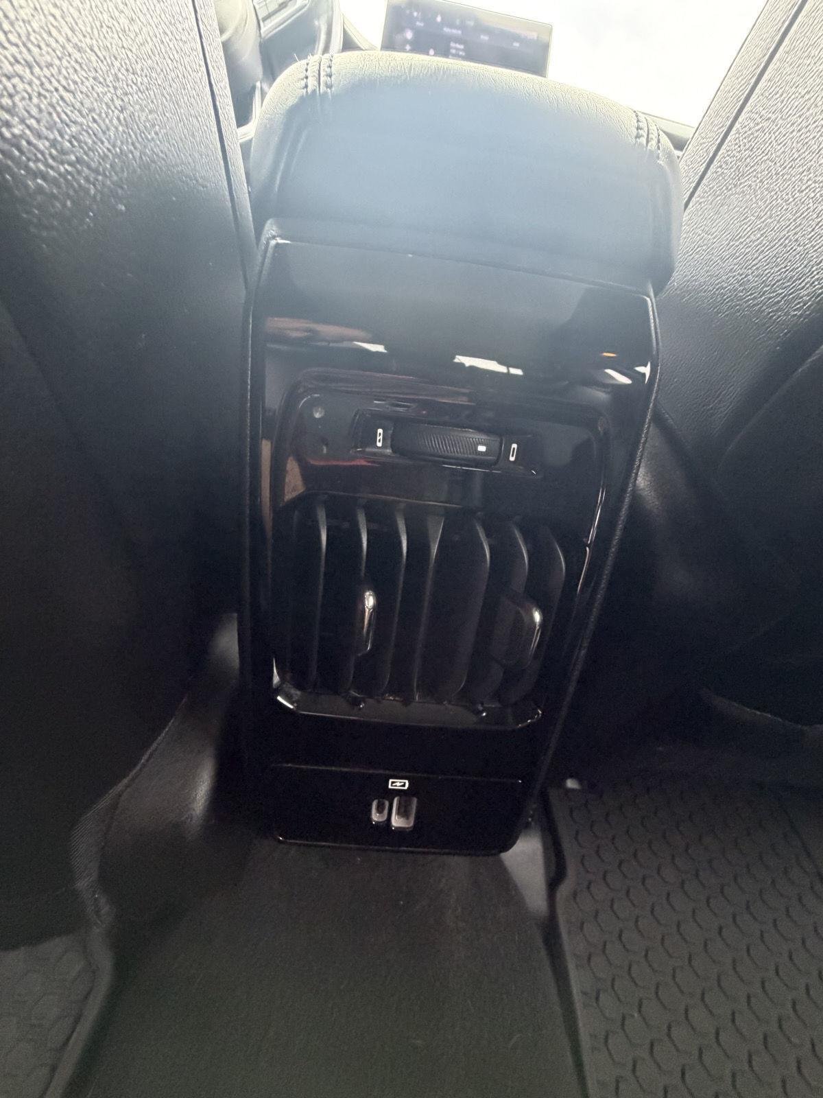 Used 2022 Diamond Black Crystal Pearlcoat Jeep Latitude image 13