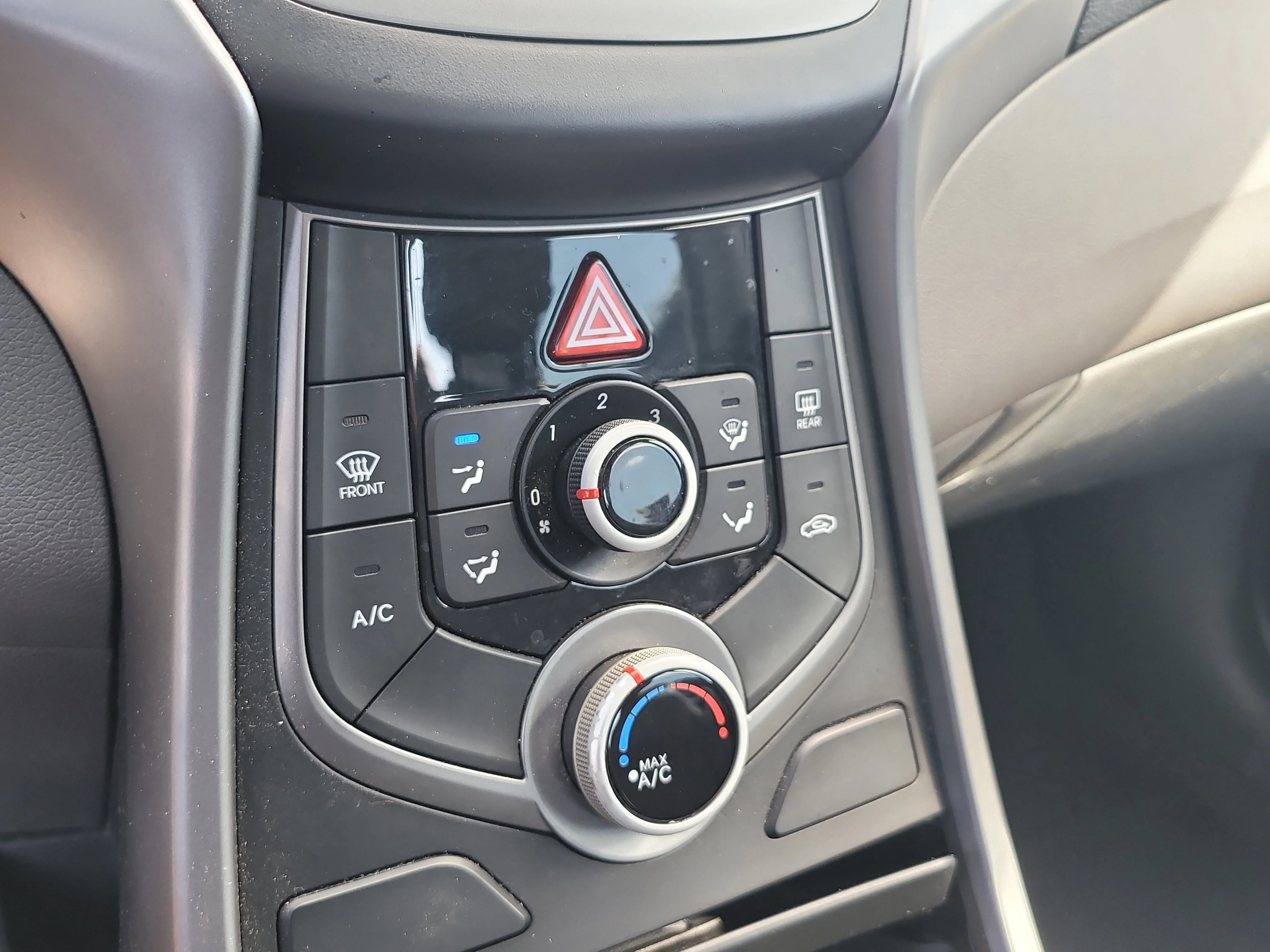Used 2016 Shale Gray Metallic Hyundai SE image 21