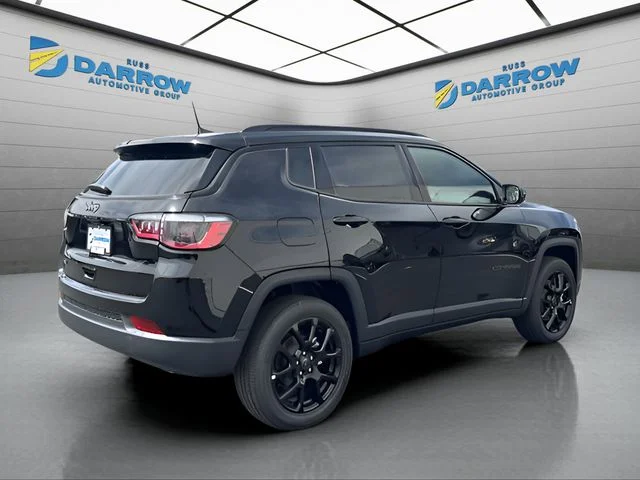 New 2026 Diamond Black Crystal Pearl-Coat Exterior Paint Jeep Latitude image 5