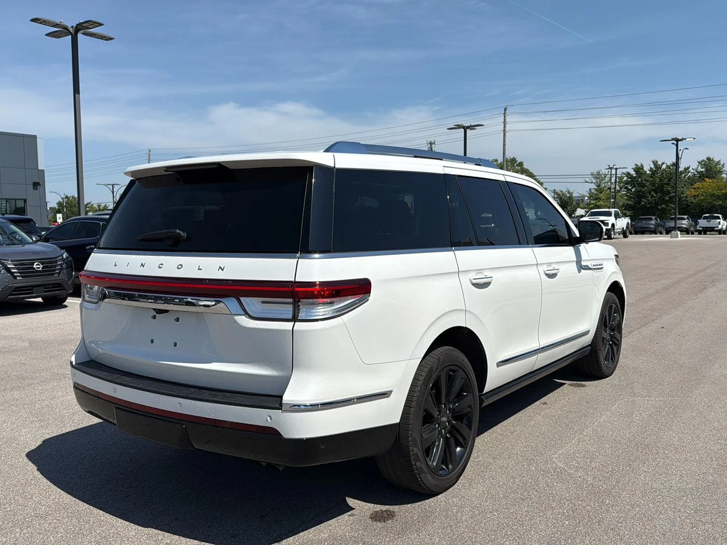 Used 2024 Pristine White Metallic Tri-Coat Lincoln Reserve image 3