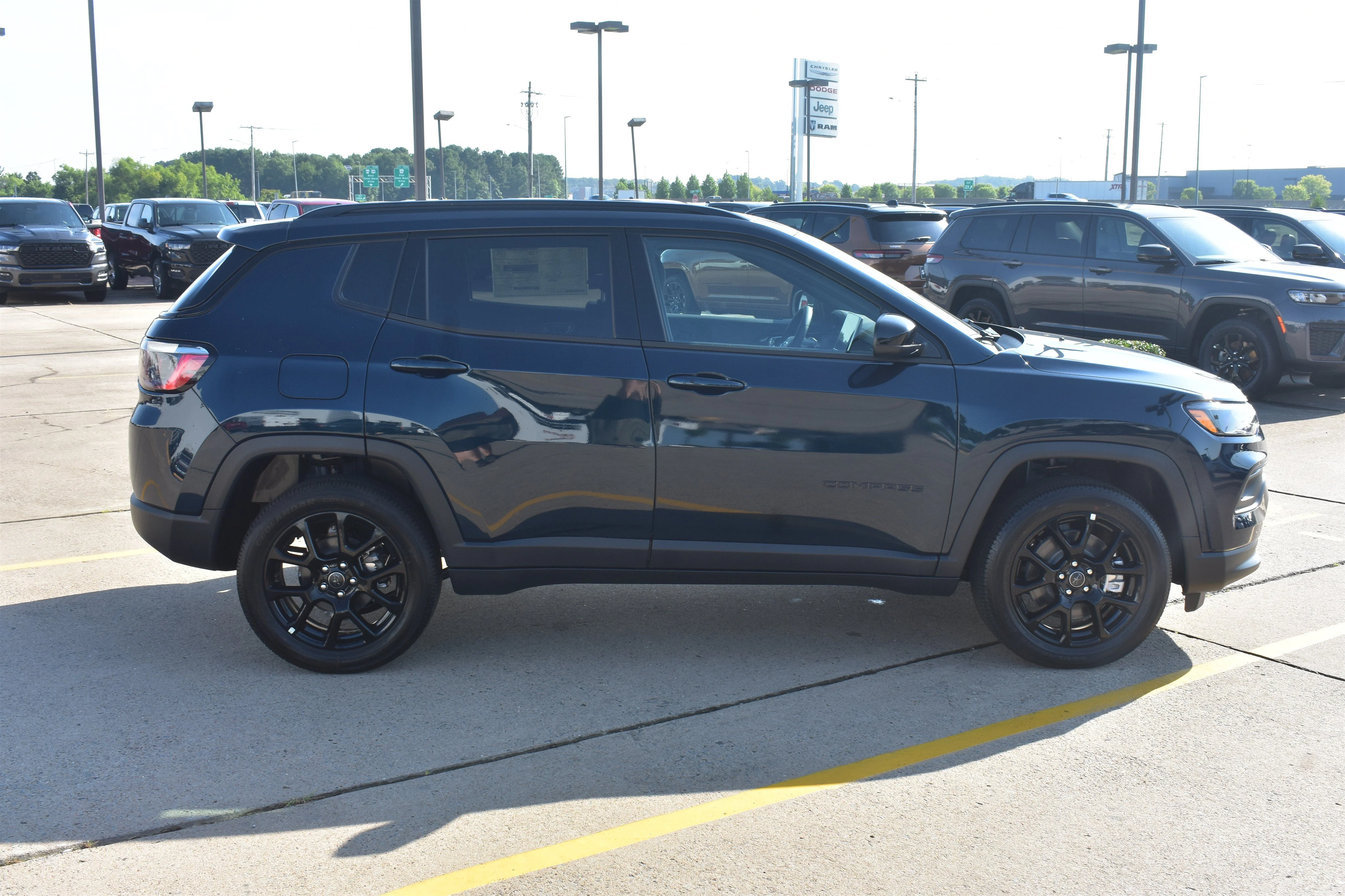 New 2026 Fathom Blue Pearl Coat Jeep Latitude Altitude image 4