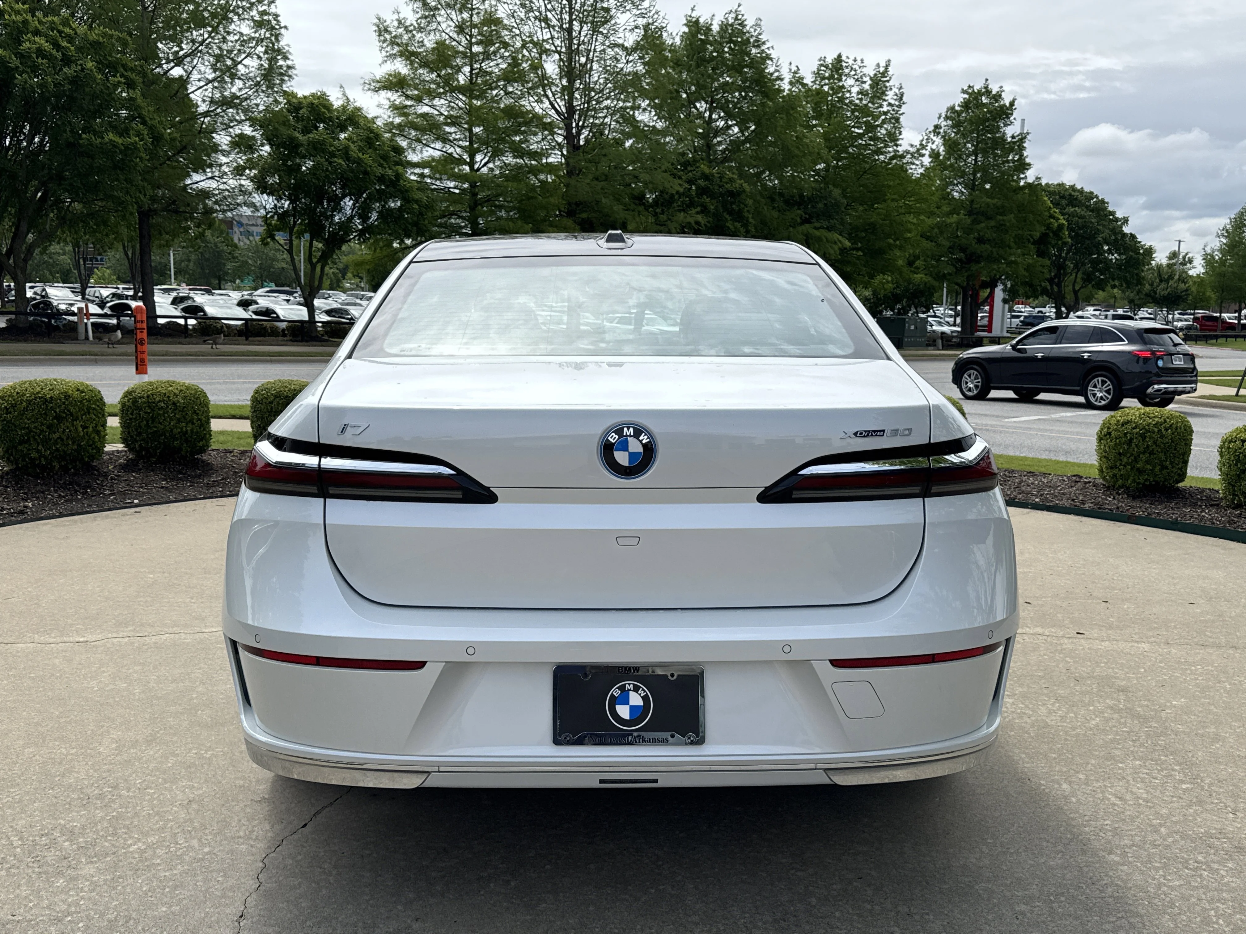 New 2026 MINERAL WHITE BMW xDrive60 image 4