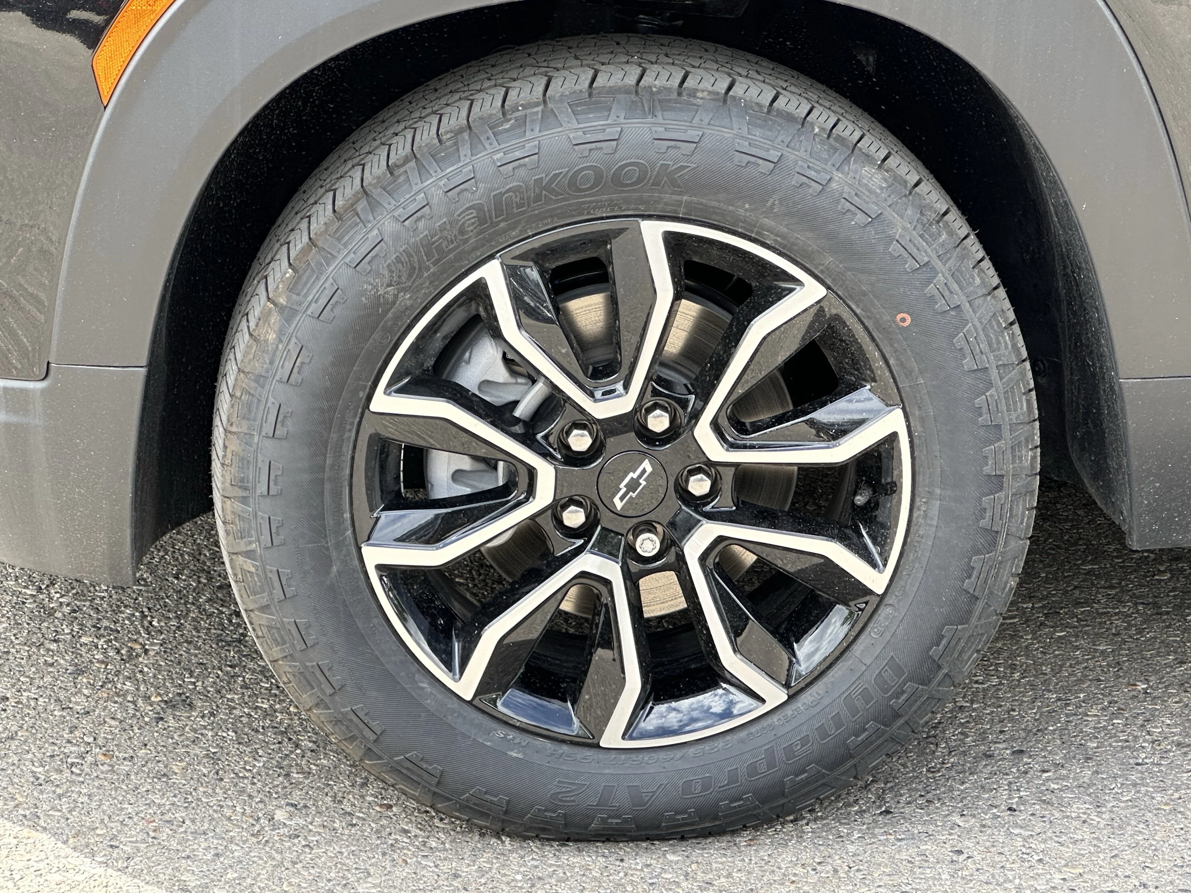 New 2026 Mosaic Black Metallic Chevrolet ACTIV image 6