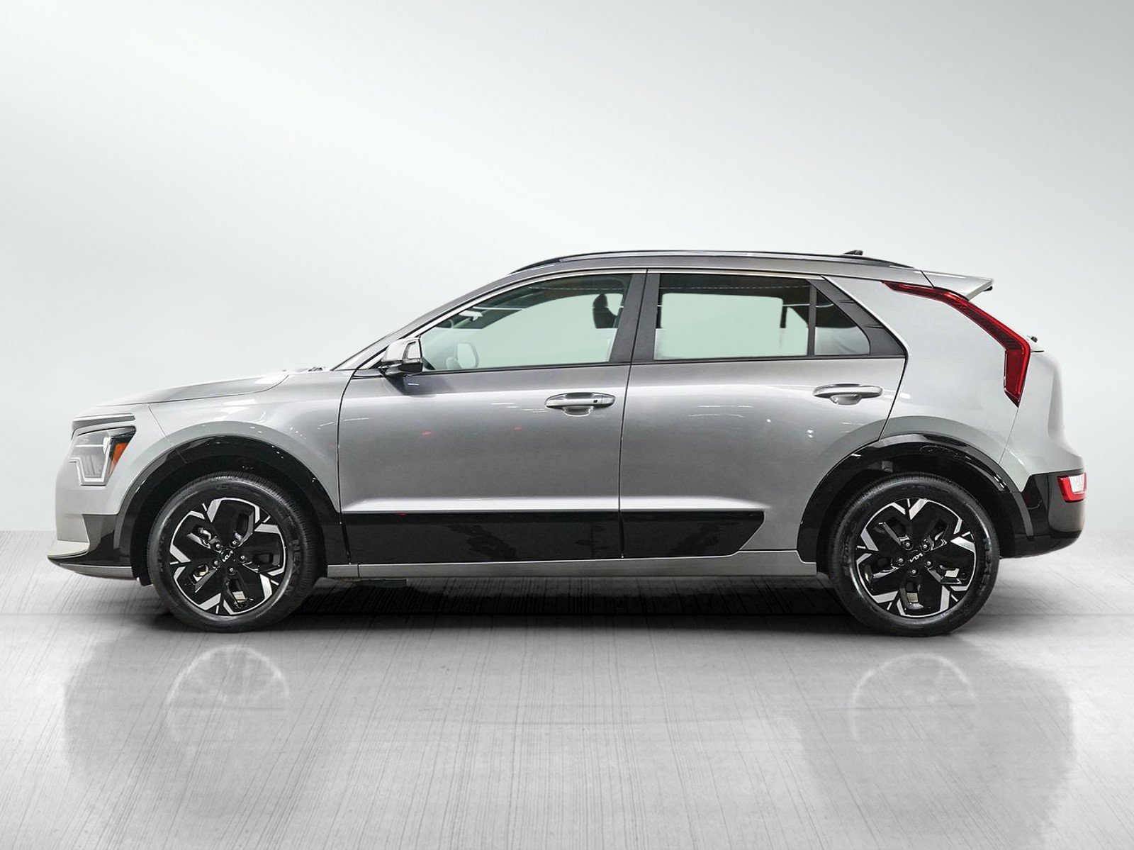 Used 2024 Steel Gray Kia Wind image 2