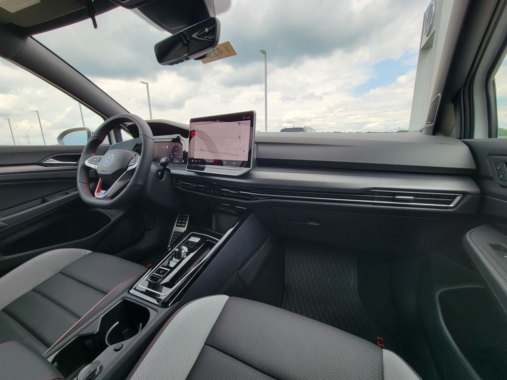 2025 Volkswagen Golf GTI SE - Photo 12