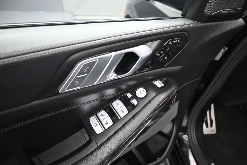 Used 2020 Black BMW xDrive40i image 17