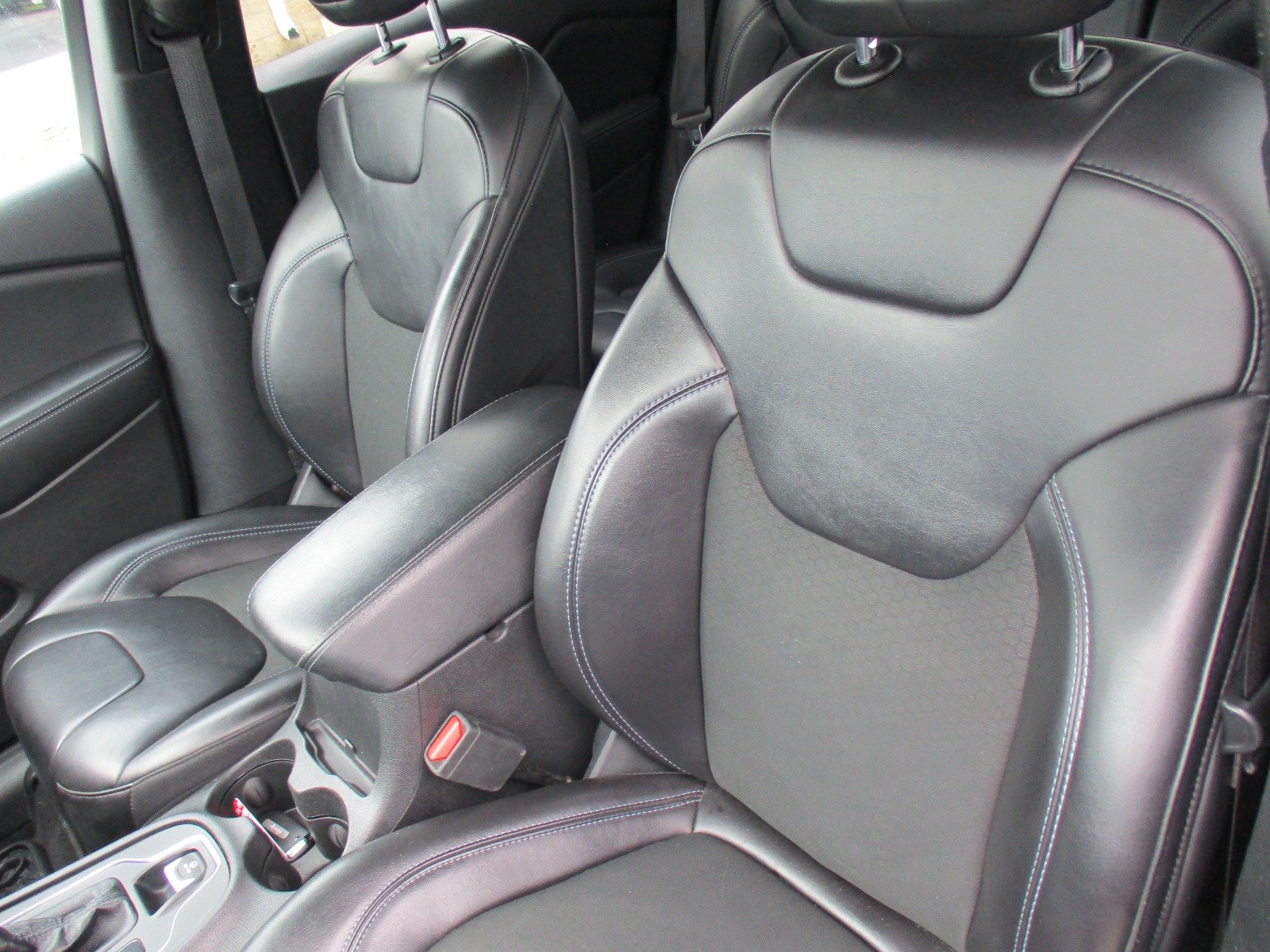 Used 2020 RED Jeep Latitude Plus image 13