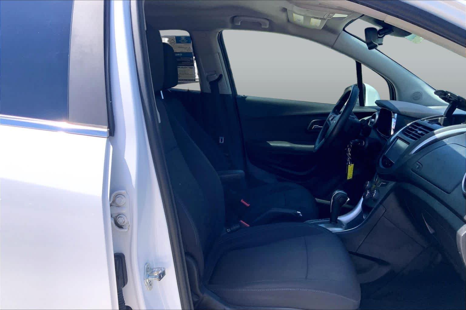 Used 2016 Summit White Chevrolet LT image 9