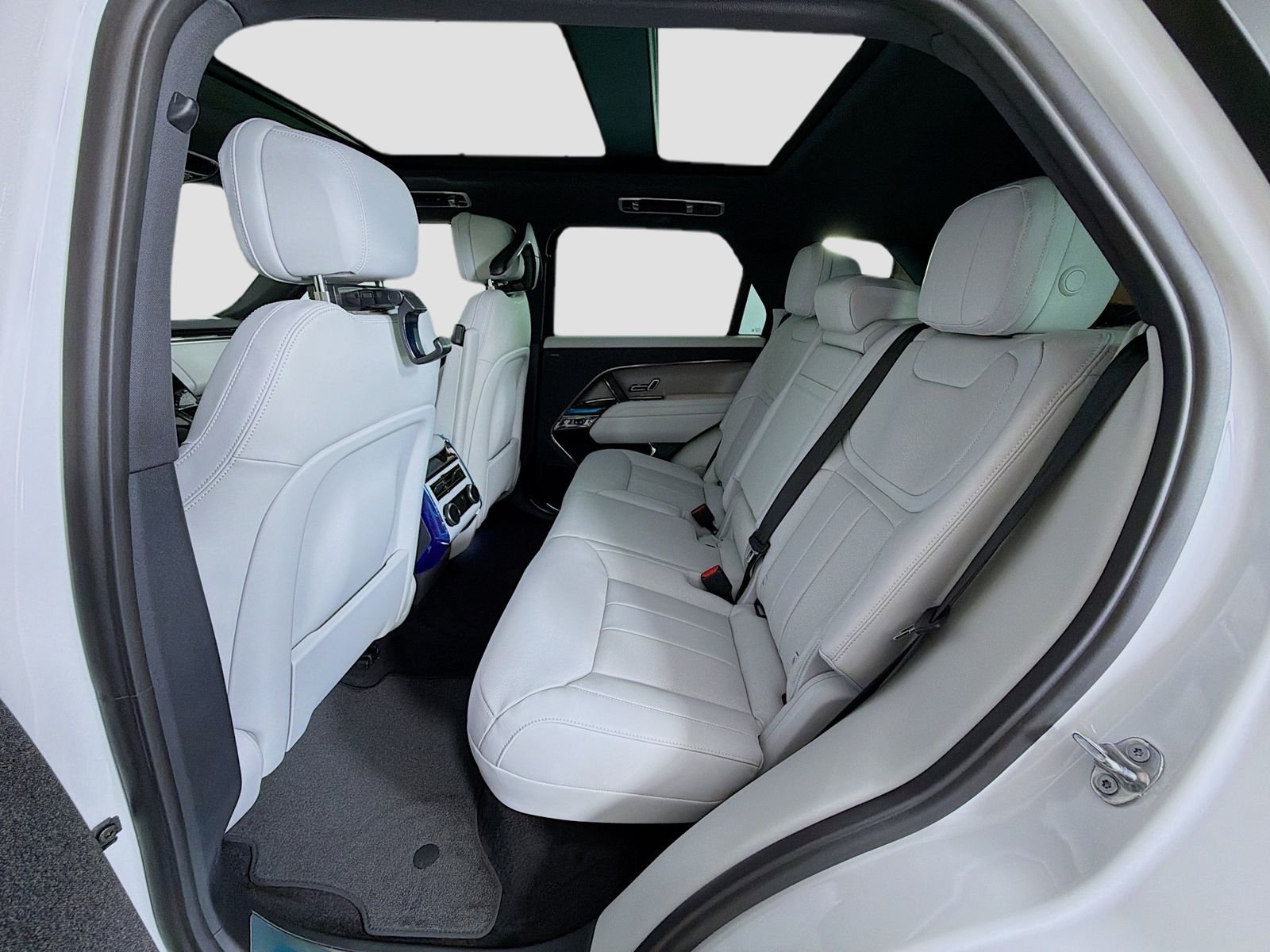 New 2026 Fuji White LAND ROVER SE image 27