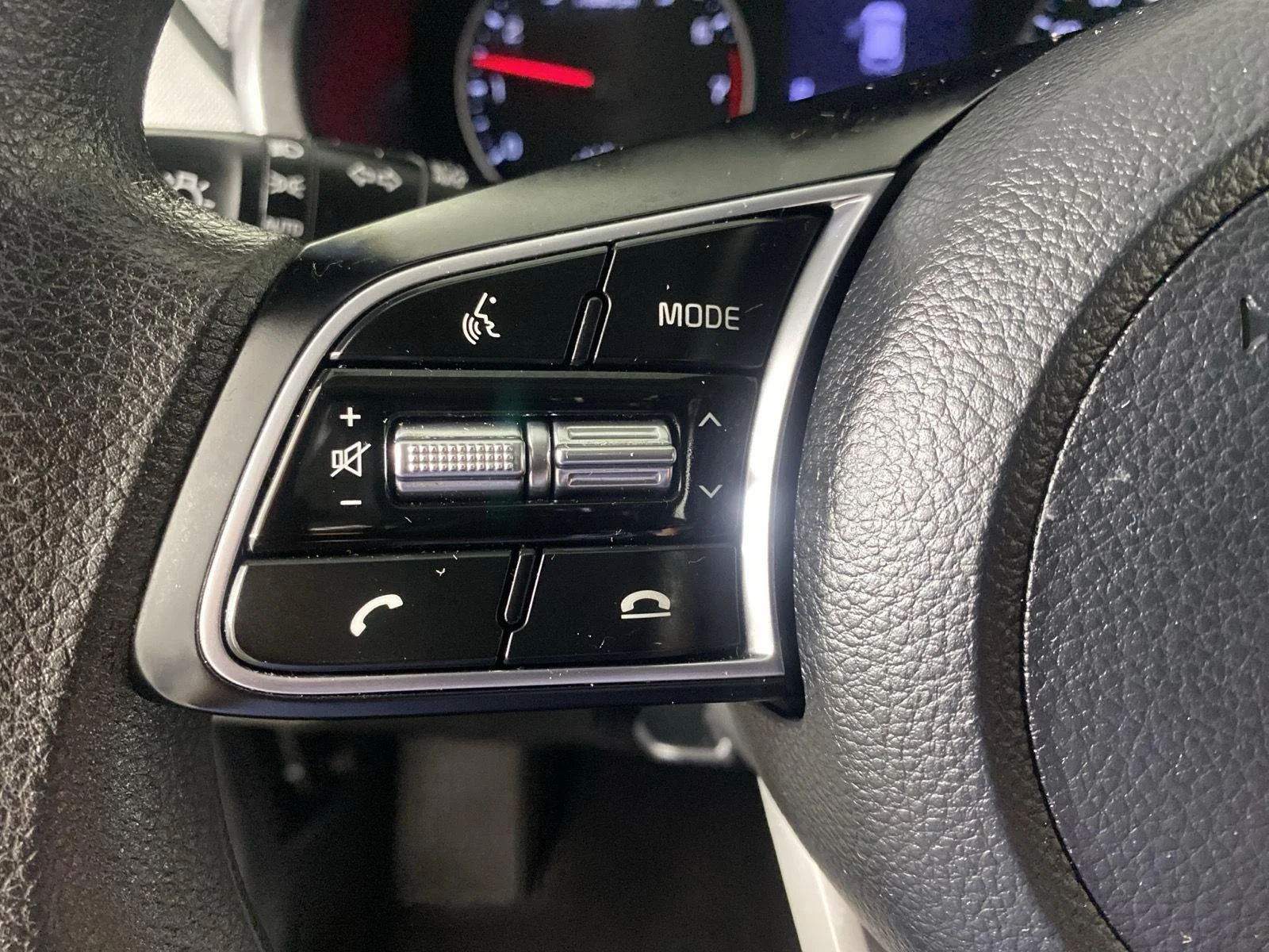 Used 2022 Snow White Pearl Kia LX image 29