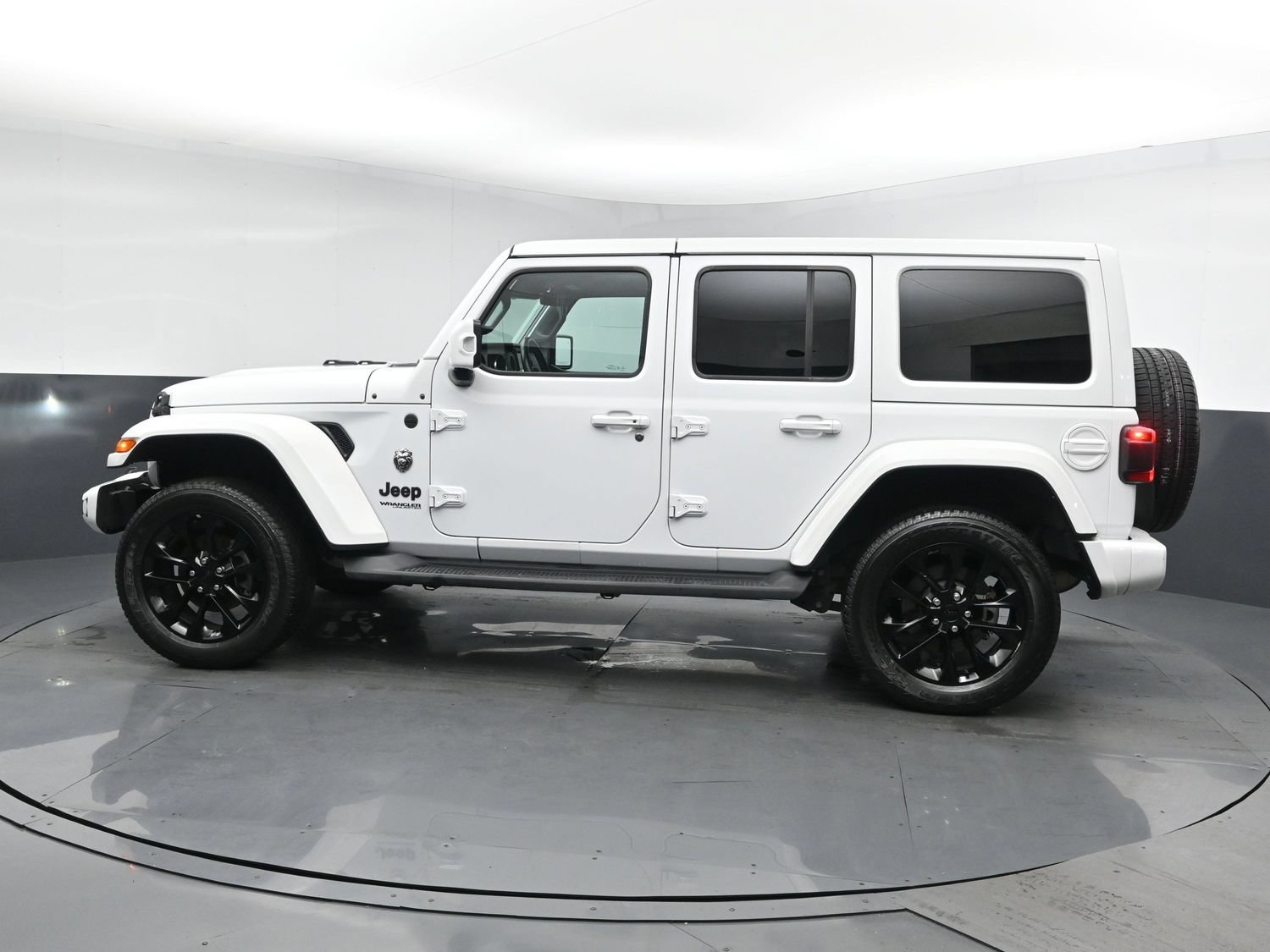Used 2022 Bright White Clearcoat Jeep Unlimited High Altitude image 4