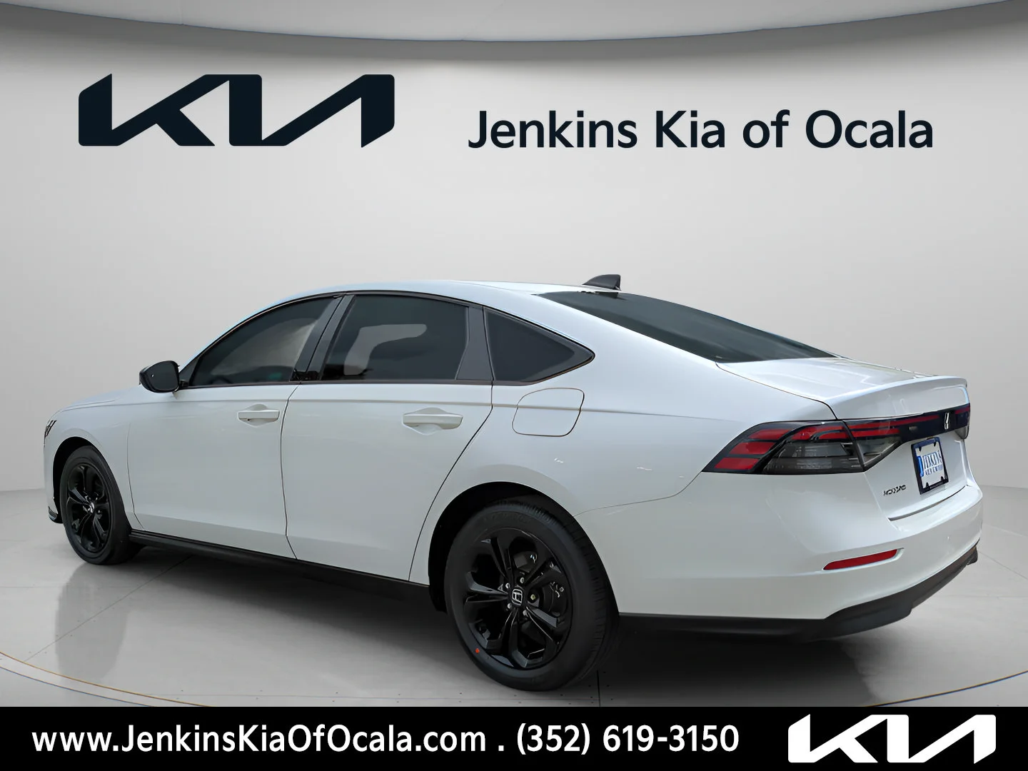 Used 2025 White Honda SE image 5