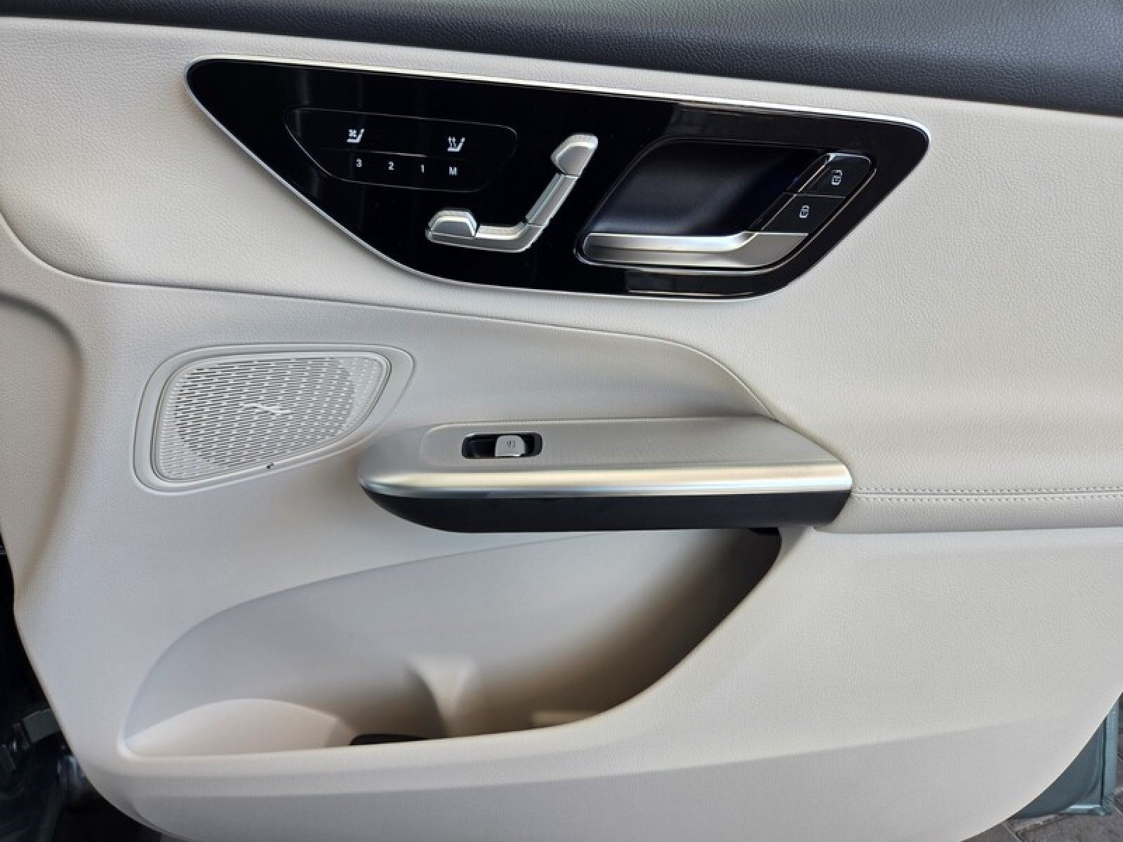 New 2026 Verde Silver Metallic Mercedes-Benz GLC 300 SUV image 20