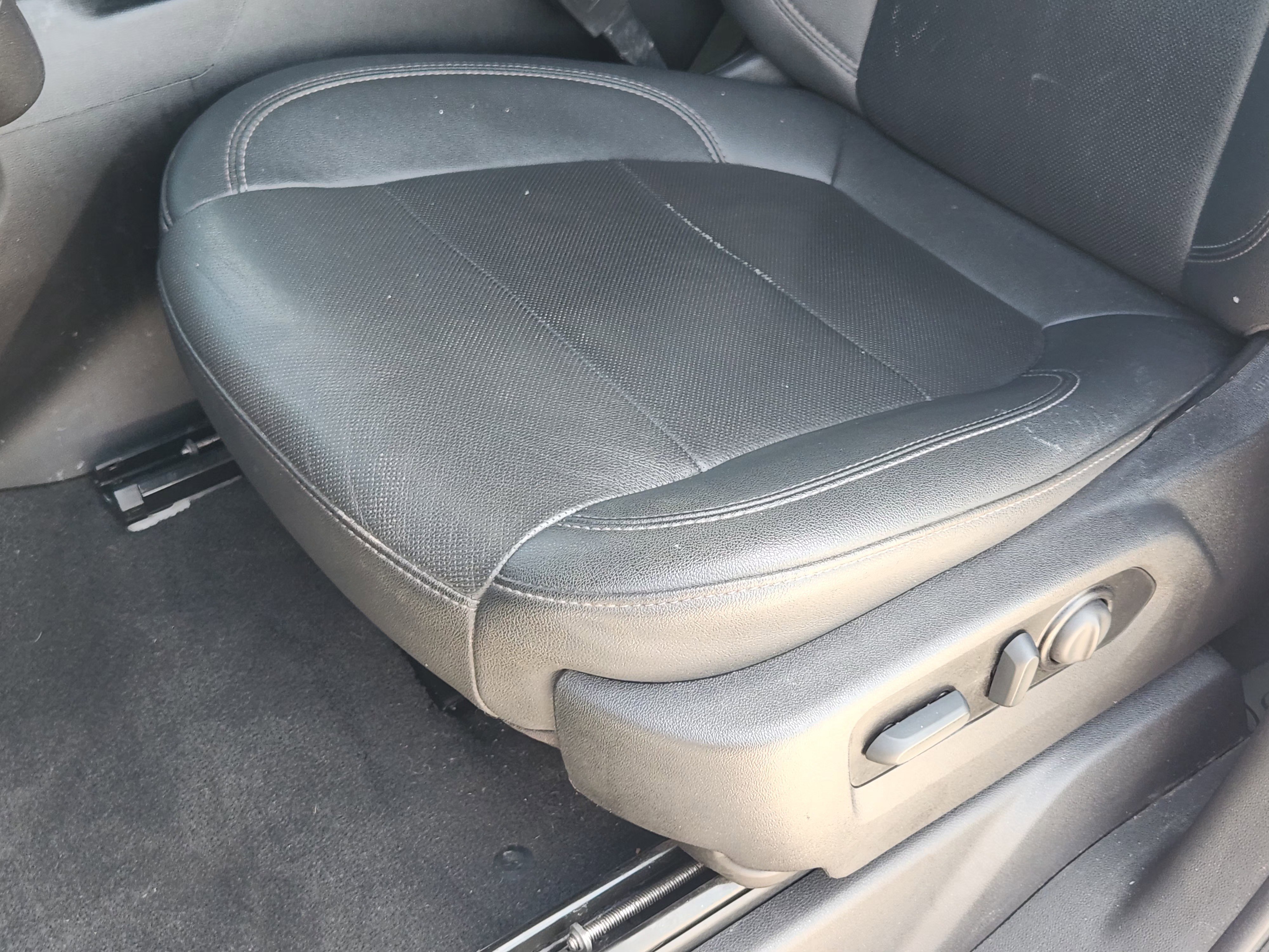 Used 2022 Summit White Chevrolet LTZ image 26