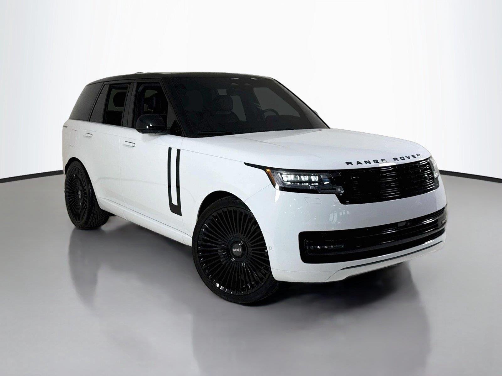Used 2025 Fuji White Land Rover SE | 24